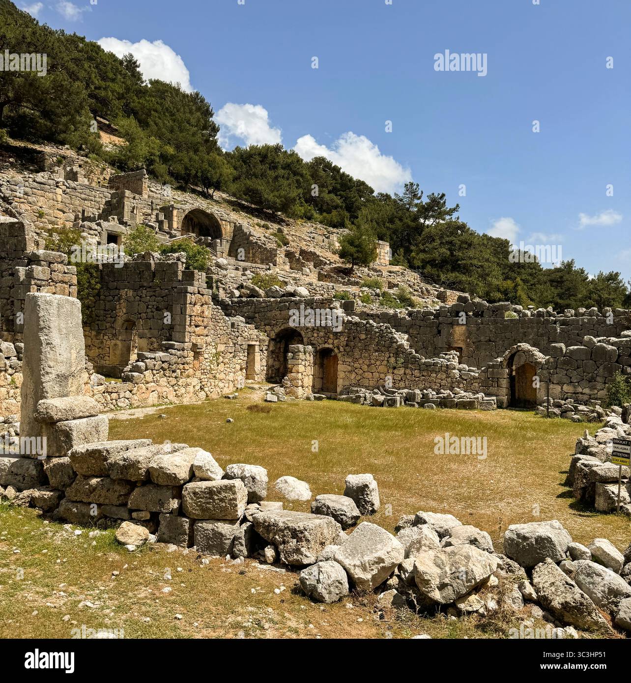 Esplora le antiche rovine di una civiltà dimenticata in un paesaggio sereno Foto Stock