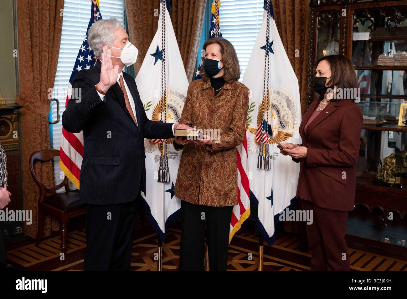 STYLELOCATIONU.S Presidente Vicepresidente Kamala Harris, a destra, esegue un giuramento cerimoniale per William Burns come direttore della Central Intelligence Agency, mentre sua moglie Lisa Carty tiene la bibbia, nell'edificio Eisenhower Executive Office della Casa Bianca il 18 marzo 2021 a Washington, D.C. (immagine di credito: © Lawrence Jackson/White House/Planet Pix via ZUMA Wire) Foto Stock