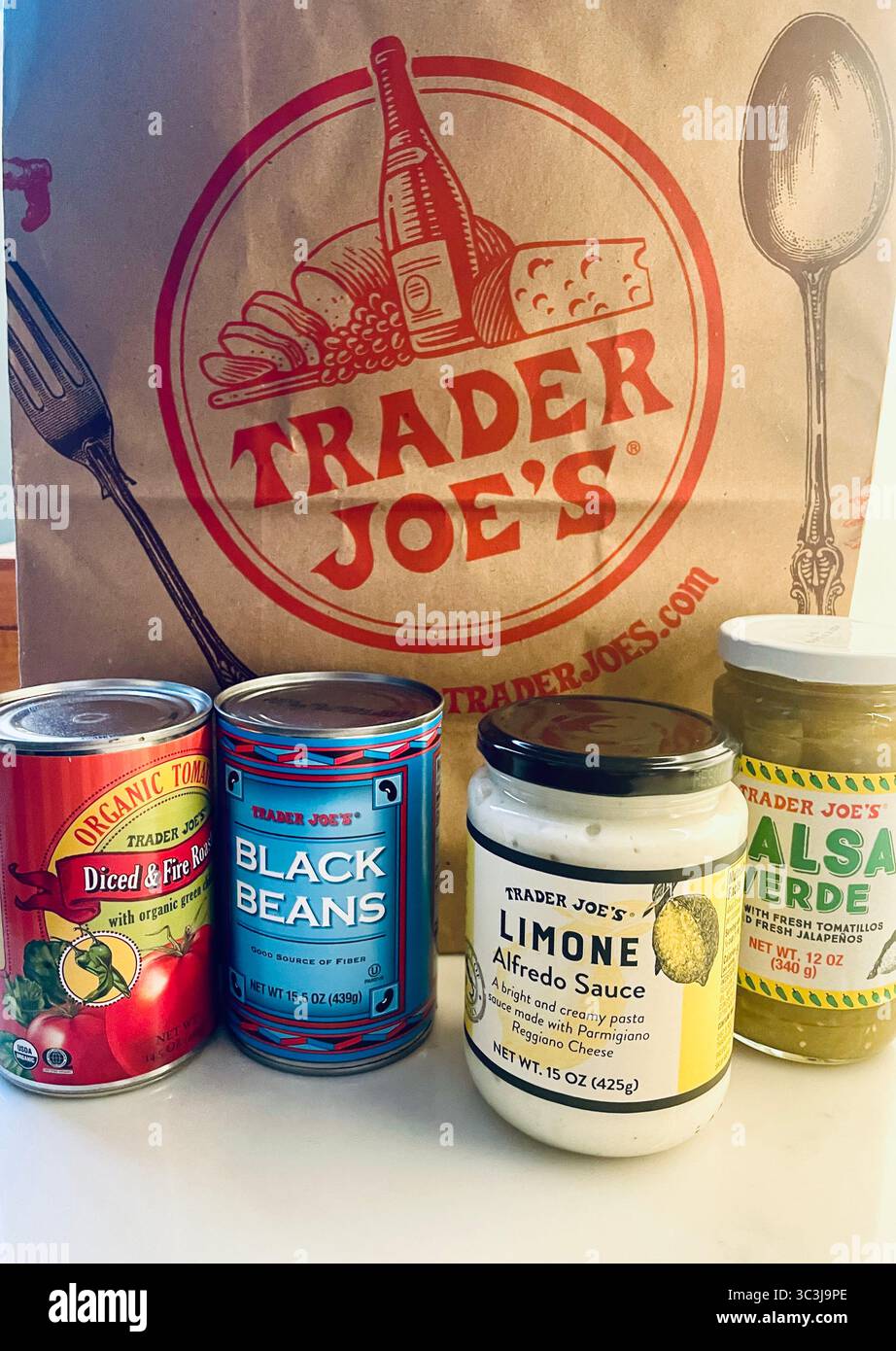 Banco cucina con prodotti di marca e borsa per la spesa Trader Joe's, USA 2025 - Immagine stock catturata con smartphone