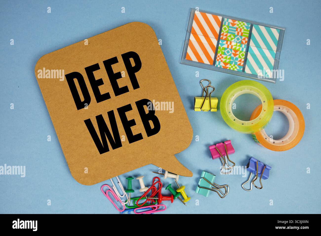 Testo Web profondo con cancelleria su sfondo blu Foto Stock