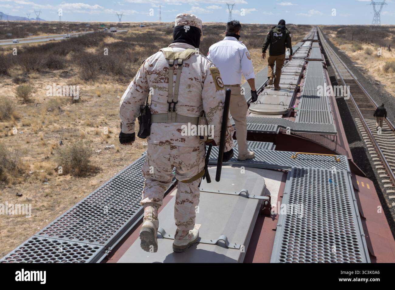 Il personale di sicurezza pattuglia un vagone ferroviario vicino al confine di Ciudad Juarez tra problemi di migrazione. Foto Stock