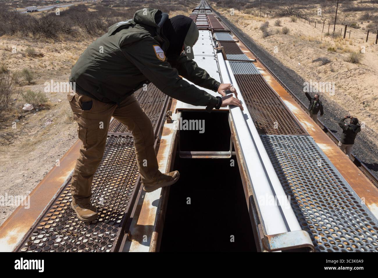 Agenti di pattuglia di frontiera perquisiscono un compartimento ferroviario merci vicino a Ciudad Juarez, un punto di riferimento per il traffico di migrazioni. Foto Stock