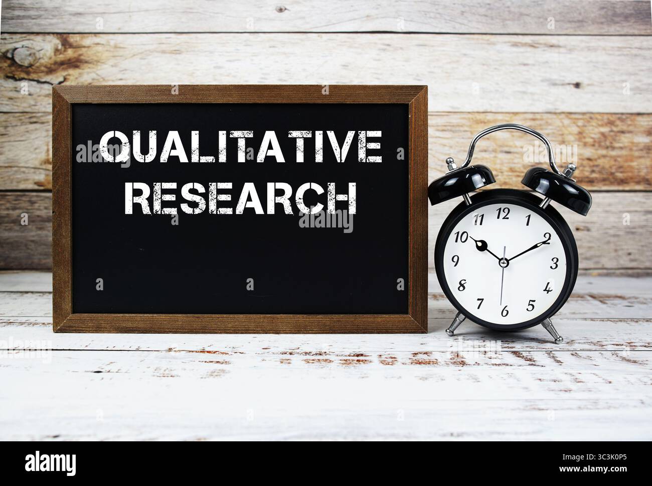 Messaggio di testo per ricerca qualitativa e sveglia su sfondo in legno Foto Stock