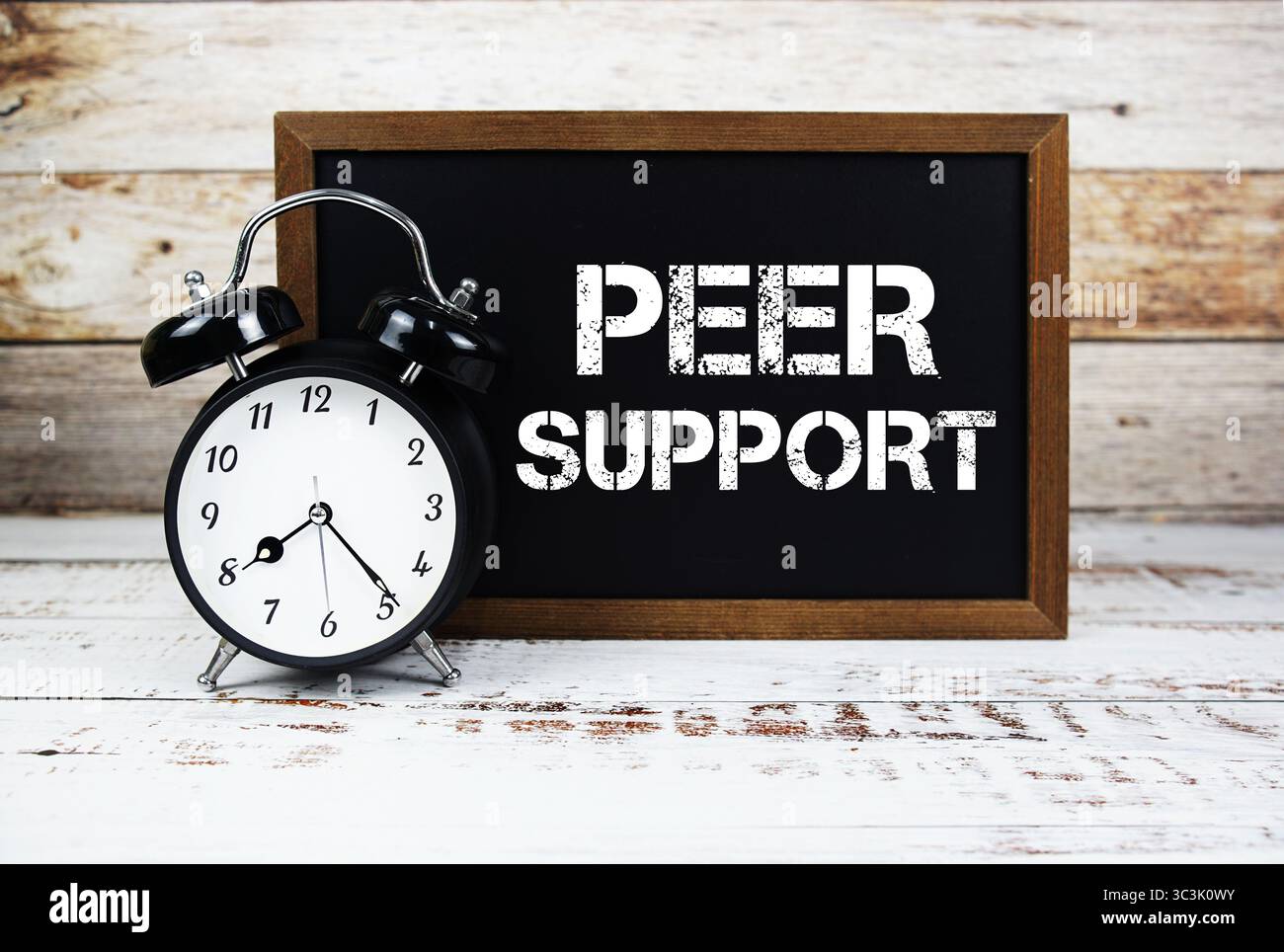 Messaggio di testo e sveglia del supporto peer su sfondo in legno Foto Stock