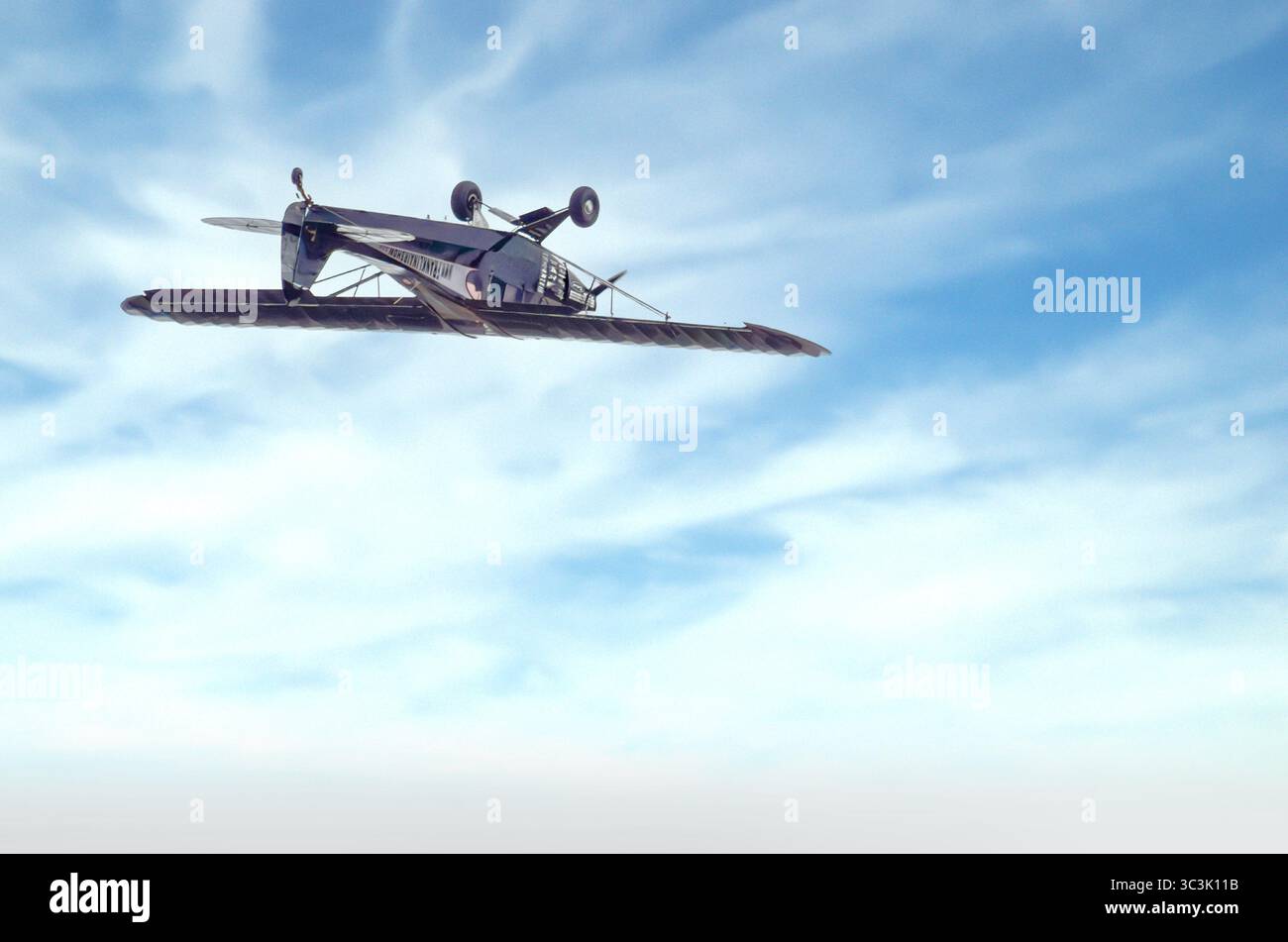 Cessna Aerobat (serie 150/152) eseguì un passaggio invertito durante Wings Over Wayne alla Seymour Johnson AFB, Goldsboro, North Carolina, maggio 2025. Foto Stock