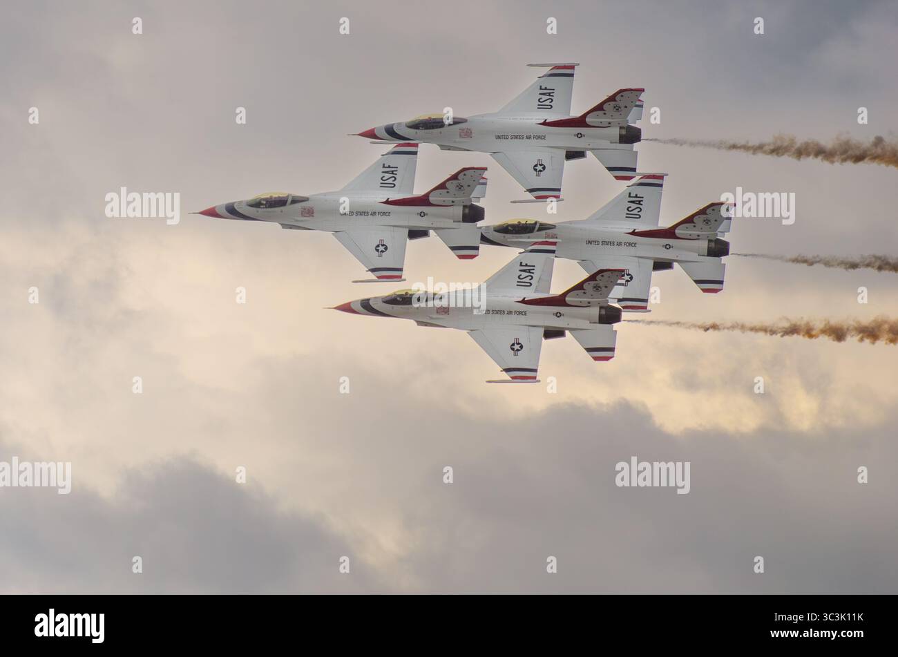USAF Thunderbirds F-16 Fighting Falcons volando in formazione di precisione durante Wings Over Wayne, Seymour Johnson AFB, Goldsboro, North Carolina, maggio 202 Foto Stock