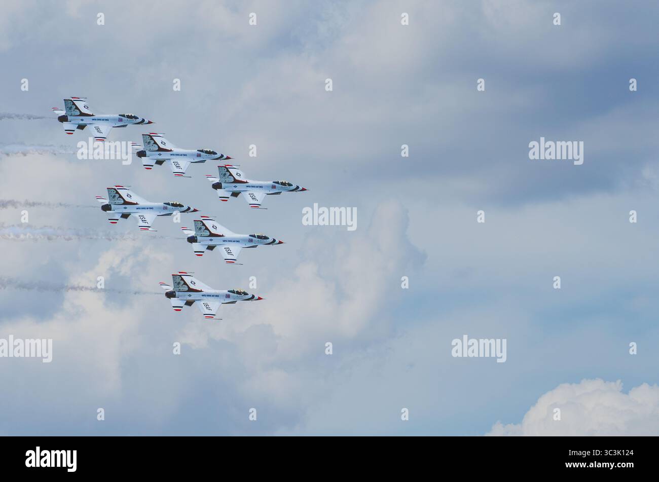 I Thunderbirds dell'USAF volano una formazione stretta durante lo spettacolo aereo Wings Over Wayne presso Seymour Johnson AFB, Goldsboro, Carolina del Nord, maggio 2025. Foto Stock