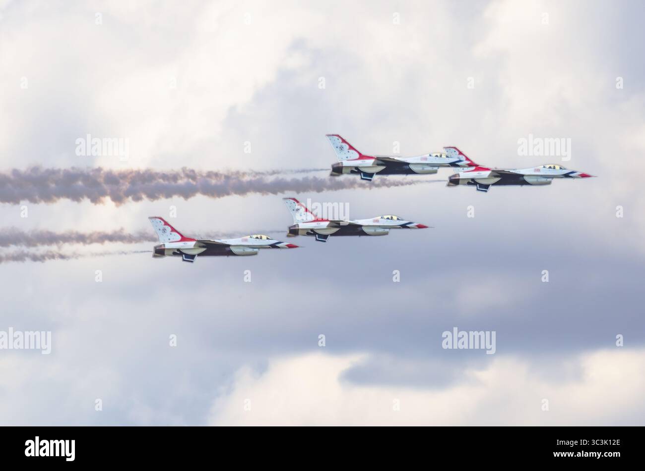 Gli U.S. Air Force Thunderbirds volano una formazione orizzontale di quattro navi sopra Seymour Johnson AFB durante il Wings Over Wayne Airshow del 2025. Foto Stock