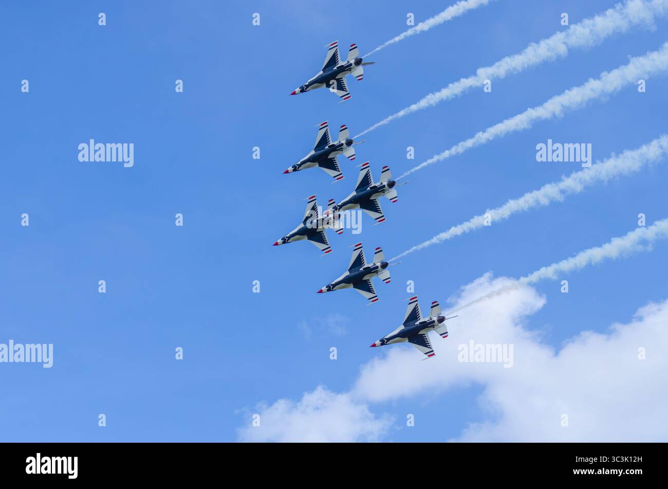 I Thunderbirds eseguirono un passaggio di formazione delta durante Wings Over Wayne alla Seymour Johnson Air Force base nel maggio 2025. Foto Stock