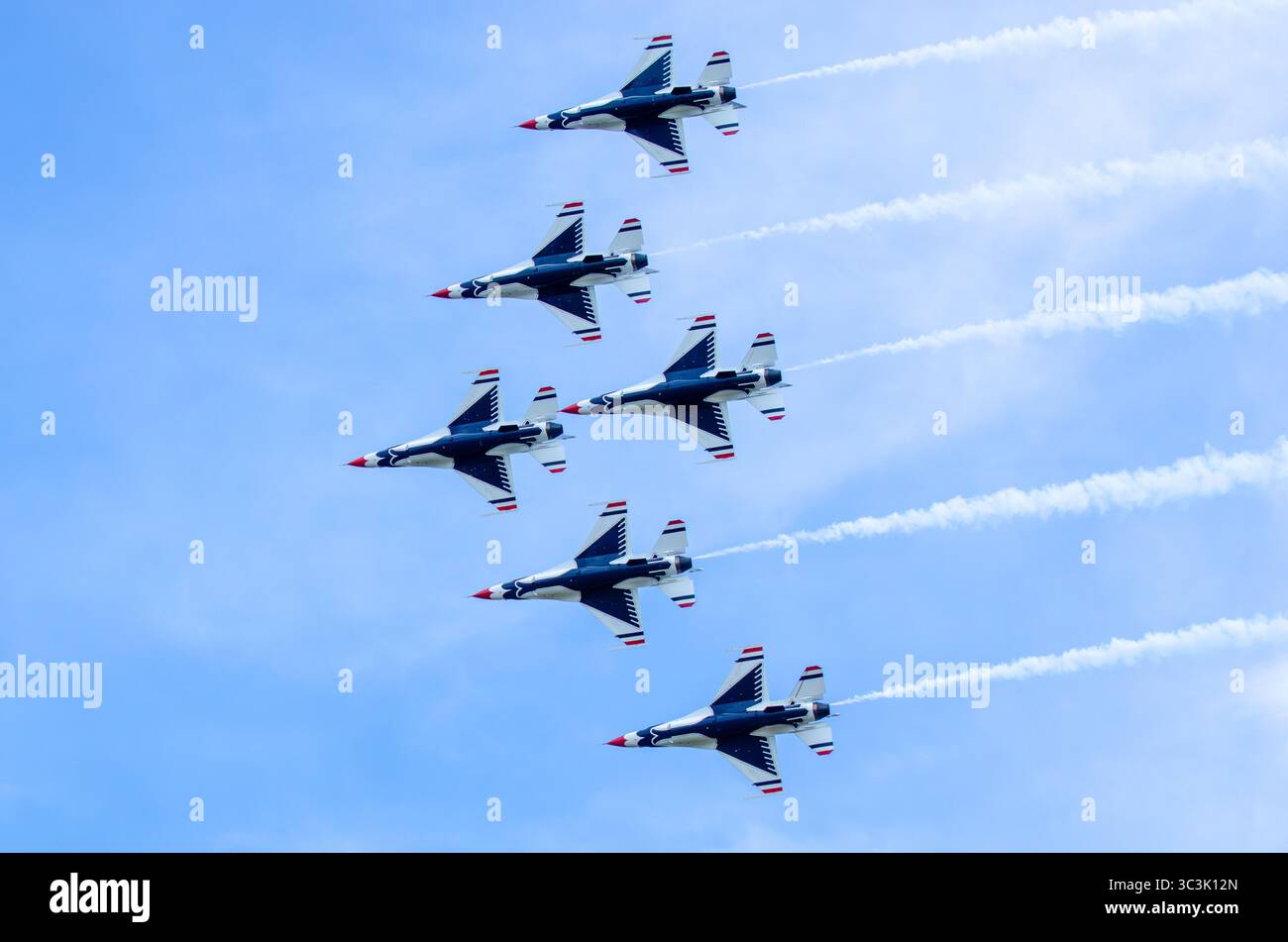 I Thunderbirds della United States Air Force hanno una precisa formazione di diamanti con tracce di vapore durante l'esibizione in volo. Foto Stock