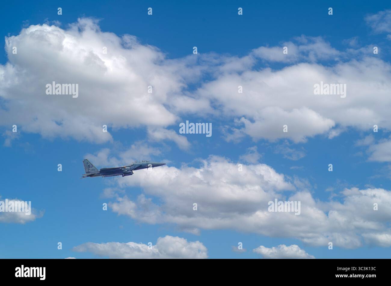 Un F-15E Strike Eagle della U.S. Air Force esegue una dimostrazione in volo durante il Wings Over Wayne Air Show del 2023 presso Seymour Johnson AFB, North Caroli Foto Stock