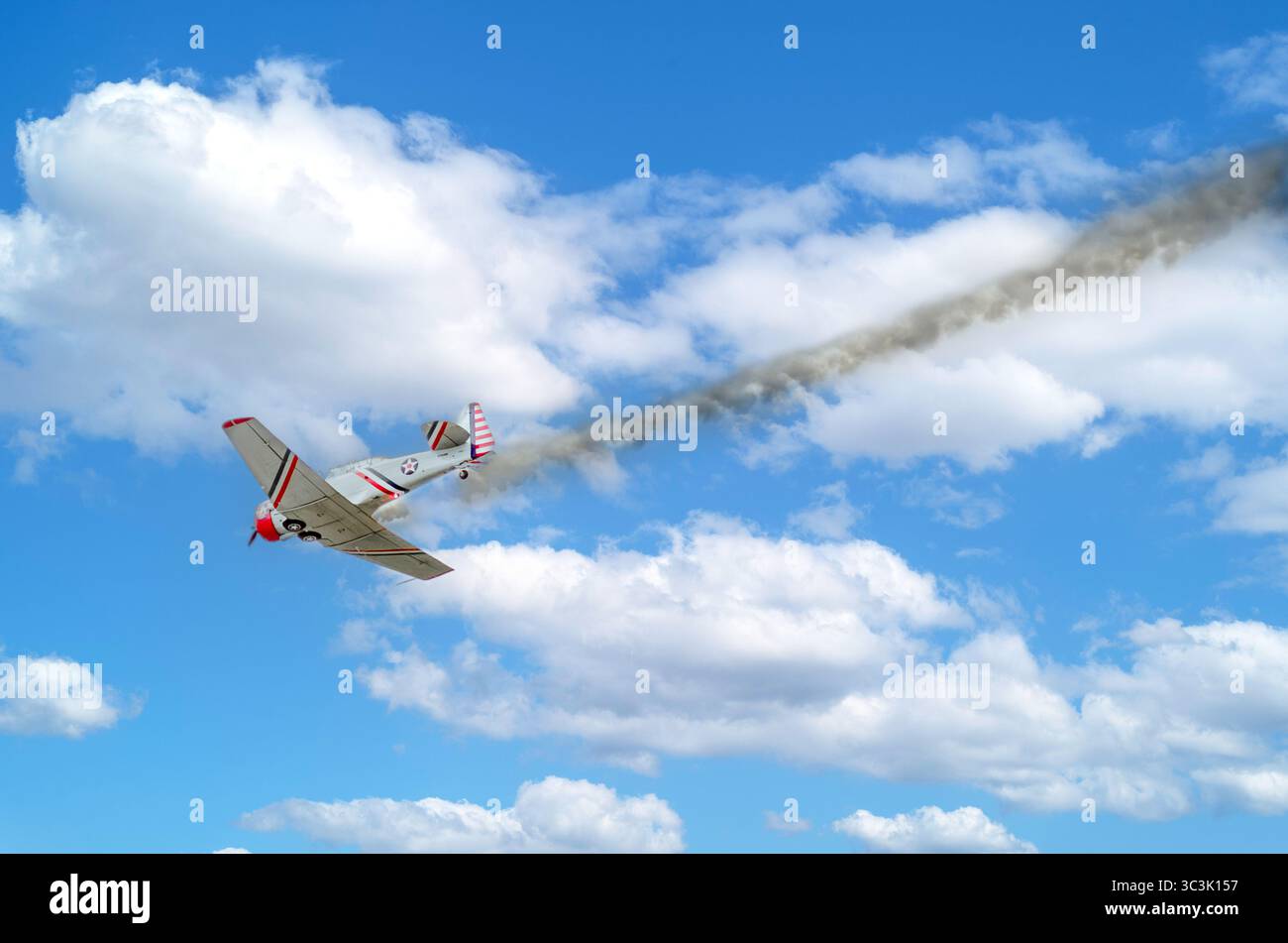 Un aereo da addestramento d'epoca texano T-6 nordamericano che volava da solo durante il Wings Over Wayne Air Show presso la Seymour Johnson Air Force base, Goldsboro, Nor Foto Stock