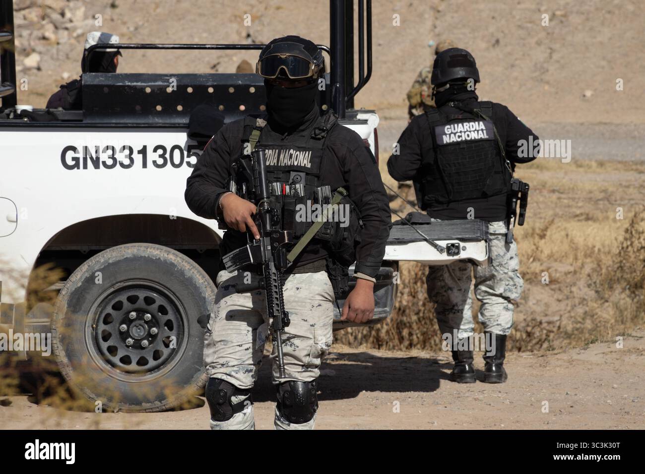 Gli ufficiali della Guardia Nacional pattugliano il deserto vicino a Ciudad Juarez, monitorando i valichi di frontiera e l'immigrazione. Foto Stock
