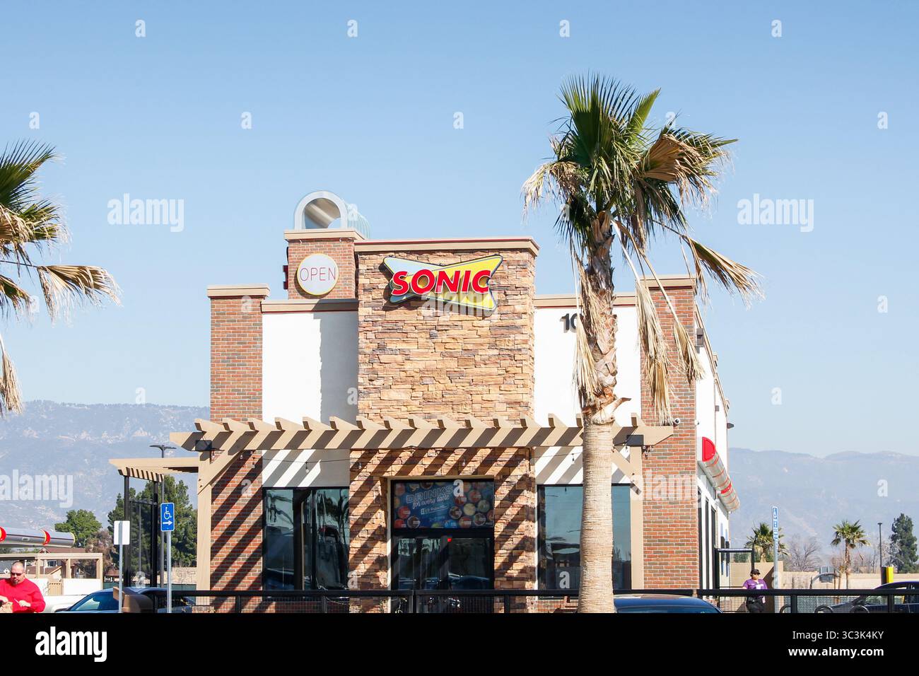 Los Angeles, California, Stati Uniti - 02-06-2020: Un cartello con la scritta "drive-in" per gli hamburger, conosciuto come Sonic Drive-in. Foto Stock