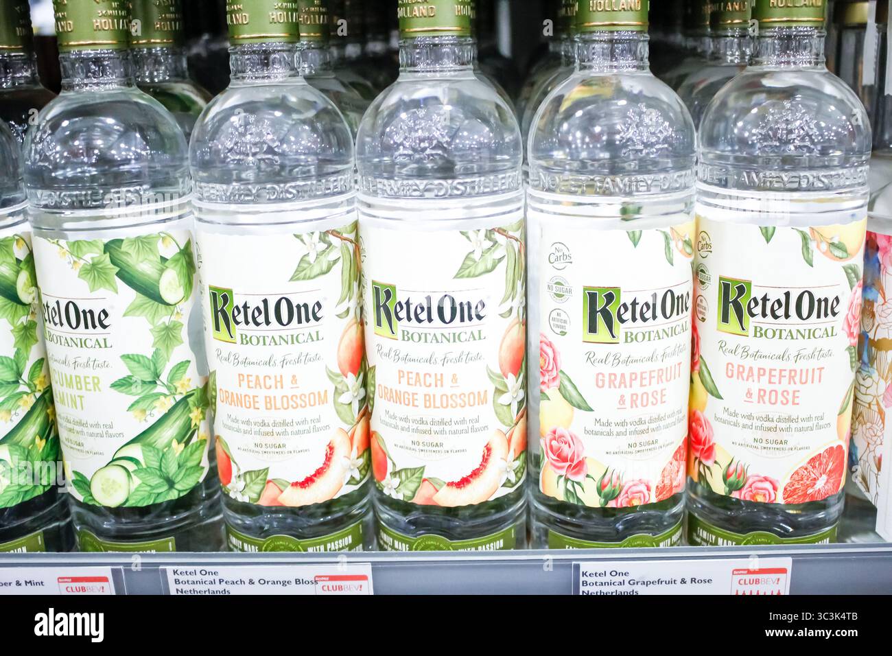 Los Angeles, California, Stati Uniti - 02-06-2020: Una vista di diverse bottiglie di vodka Ketel One Botanical aromatizzata, presso il negozio. Foto Stock