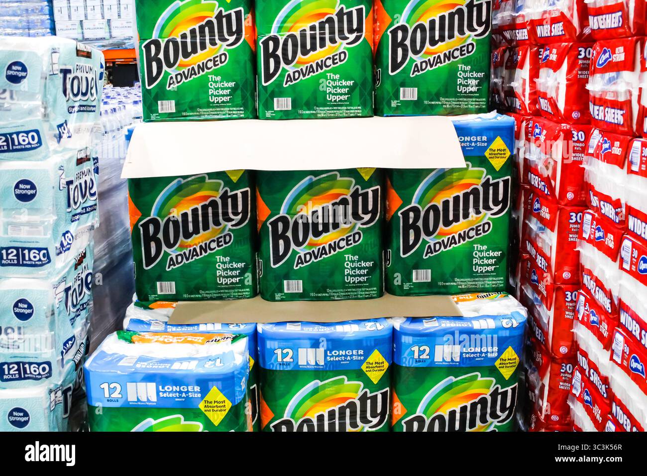 Los Angeles, California, Stati Uniti - 02-08-2020: Una vista di diverse casse di asciugamani di carta Bounty Advanced, presso il negozio. Foto Stock