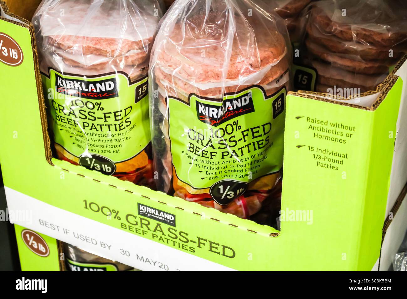 Los Angeles, California, Stati Uniti - 02-08-2020: Una vista di diversi pacchi di polpettine di manzo nutrite con erba Kirkland Signature, al Costco. Foto Stock