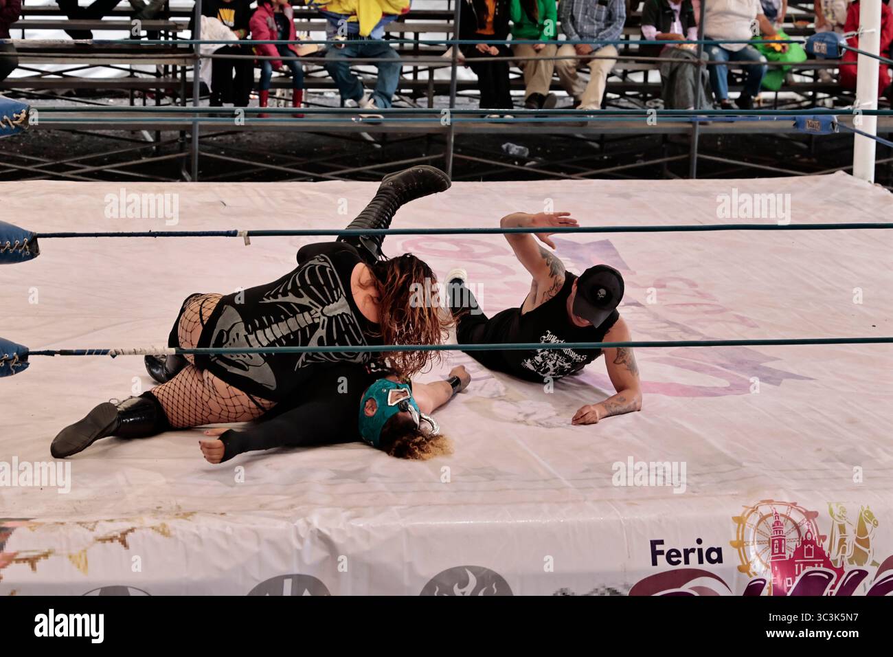 25 luglio 2025, Chalco, Stato del Messico, Messico: Uno dei migliori spettacoli in Messico è Lucha Libre, uno spettacolo che presenta lottatori mascherati che eseguono gare di sottomissione, tecniche di lotta greco-romana e lanci ad alta quota. La maggior parte dei lottatori non ha uno stipendio fisso; viaggiano in piccoli gruppi di uomini e donne e portano anche le loro famiglie a esibirsi in luoghi grandi o piccoli. Se mettono in scena un buon spettacolo, i partecipanti li mandano come segno di apprezzamento. Questo show non è uno dei grandi marchi della televisione; sono le piccole imprese che cercano di fornire lavoro a tutti i lottatori, uomini, donne e membri di Foto Stock