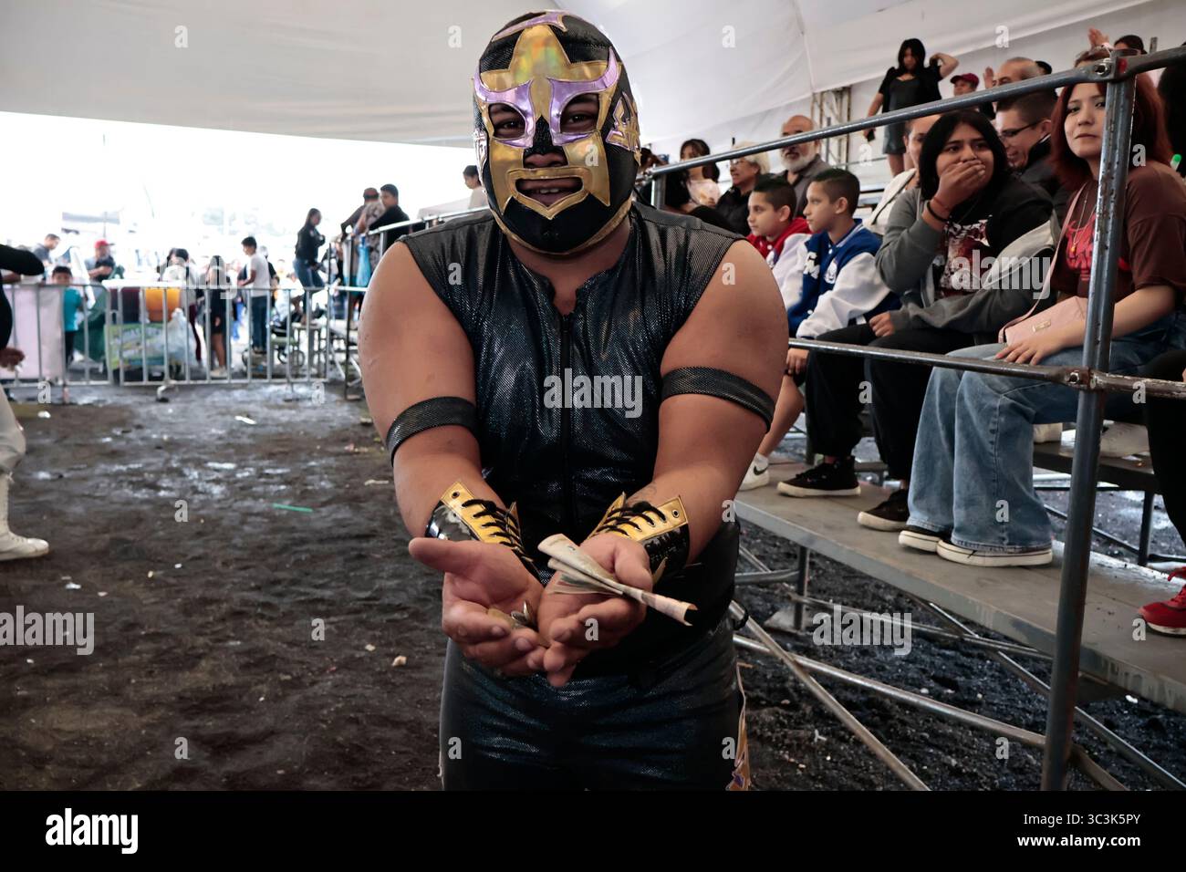 25 luglio 2025, Chalco, Stato del Messico, Messico: Uno dei migliori spettacoli in Messico è Lucha Libre, uno spettacolo che presenta lottatori mascherati che eseguono gare di sottomissione, tecniche di lotta greco-romana e lanci ad alta quota. La maggior parte dei lottatori non ha uno stipendio fisso; viaggiano in piccoli gruppi di uomini e donne e portano anche le loro famiglie a esibirsi in luoghi grandi o piccoli. Se mettono in scena un buon spettacolo, i partecipanti li mandano come segno di apprezzamento. Questo show non è uno dei grandi marchi della televisione; sono le piccole imprese che cercano di fornire lavoro a tutti i lottatori, uomini, donne e membri di Foto Stock