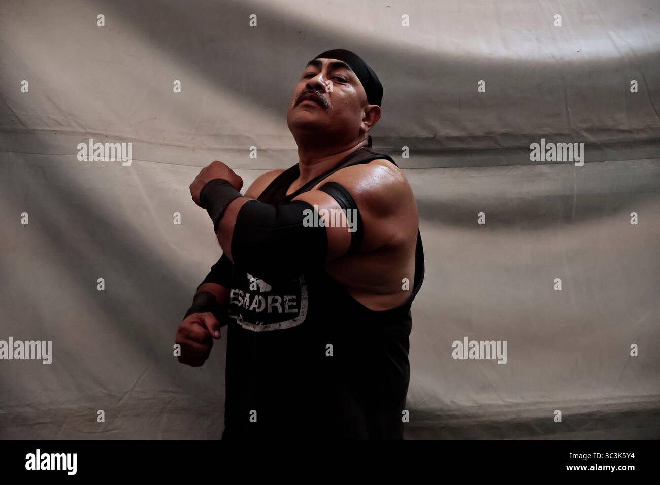 25 luglio 2025, Chalco, Stato del Messico, Messico: Uno dei migliori spettacoli in Messico è Lucha Libre, uno spettacolo che presenta lottatori mascherati che eseguono gare di sottomissione, tecniche di lotta greco-romana e lanci ad alta quota. La maggior parte dei lottatori non ha uno stipendio fisso; viaggiano in piccoli gruppi di uomini e donne e portano anche le loro famiglie a esibirsi in luoghi grandi o piccoli. Se mettono in scena un buon spettacolo, i partecipanti li mandano come segno di apprezzamento. Questo show non è uno dei grandi marchi della televisione; sono le piccole imprese che cercano di fornire lavoro a tutti i lottatori, uomini, donne e membri di Foto Stock