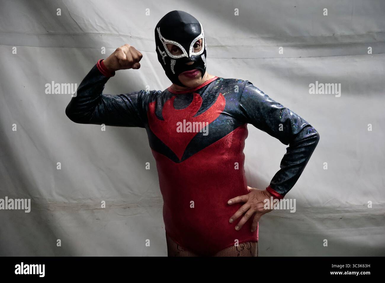 25 luglio 2025, Chalco, Stato del Messico, Messico: Uno dei migliori spettacoli in Messico è Lucha Libre, uno spettacolo che presenta lottatori mascherati che eseguono gare di sottomissione, tecniche di lotta greco-romana e lanci ad alta quota. La maggior parte dei lottatori non ha uno stipendio fisso; viaggiano in piccoli gruppi di uomini e donne e portano anche le loro famiglie a esibirsi in luoghi grandi o piccoli. Se mettono in scena un buon spettacolo, i partecipanti li mandano come segno di apprezzamento. Questo show non è uno dei grandi marchi della televisione; sono le piccole imprese che cercano di fornire lavoro a tutti i lottatori, uomini, donne e membri di Foto Stock