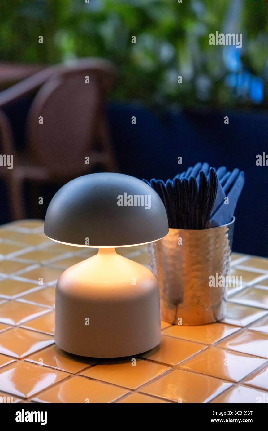 Lampada da tavolo con carta velina sul tavolo, in un raffinato ristorante Foto Stock