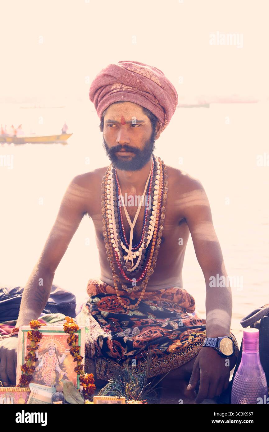 Varanasi, India - 1 marzo 2025: Sadhu si trova vicino al fiume Gange nella città di Varanasi, India Foto Stock