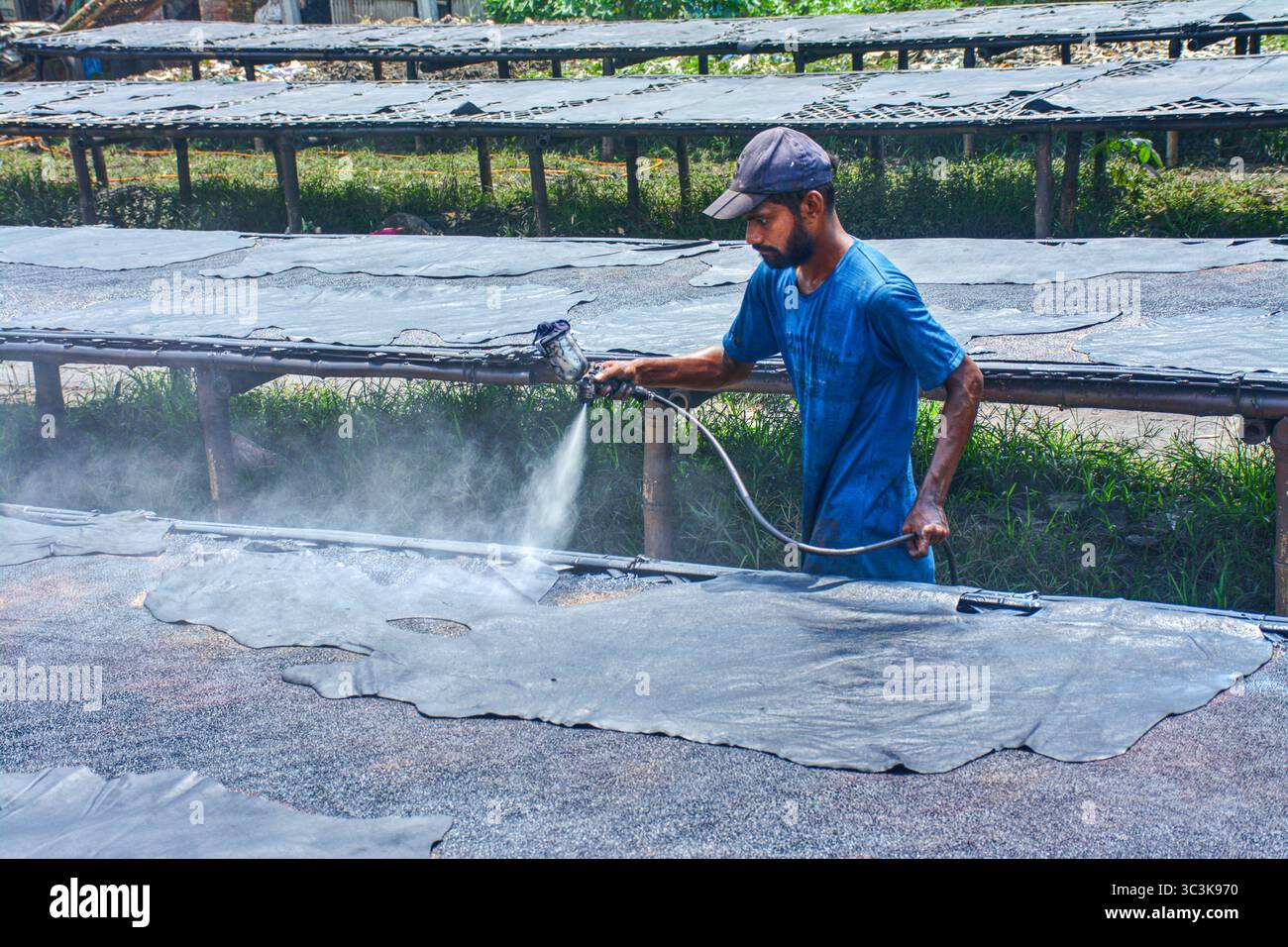 Processo di riciclaggio della pelle in Bangladesh Foto Stock