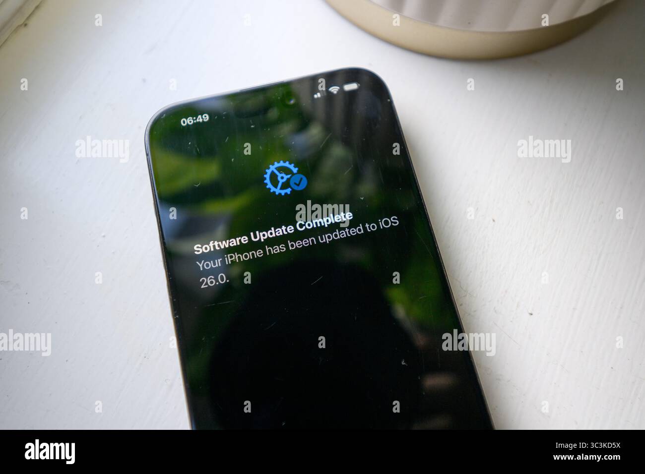 Questa immagine mostra un iPhone che ha appena completato l'aggiornamento di iOS 26, visualizzando la schermata aggiornamento software completato Foto Stock