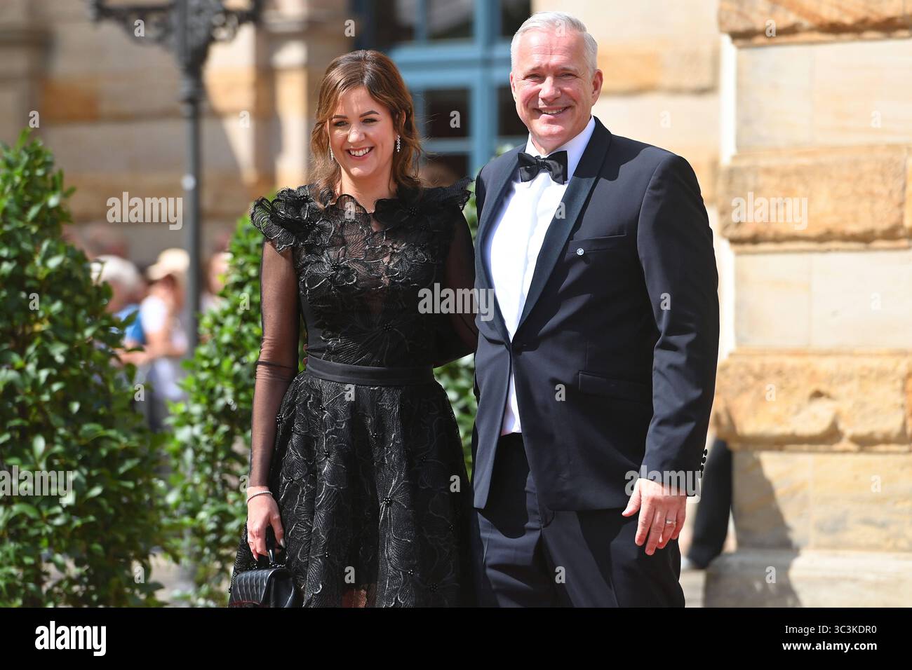 Alexander Herrmann mit Ehefrau Maxi Friedrichs. Eroeffnung der Bayreuther Richard Wagner Festspiele 2025. Roter Teppich AM 25.07.2025. Gruener Huegel, *** Alexander Herrmann con moglie Maxi Friedrichs inaugurazione del Bayreuth Richard Wagner Festival 2025 Red carpet on 25 07 2025 Gruener Huegel, Foto Stock