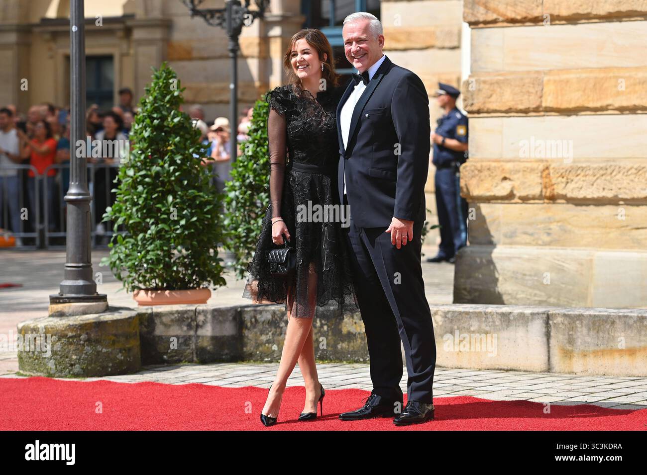 Alexander Herrmann mit Ehefrau Maxi Friedrichs. Eroeffnung der Bayreuther Richard Wagner Festspiele 2025. Roter Teppich AM 25.07.2025. Gruener Huegel, *** Alexander Herrmann con moglie Maxi Friedrichs inaugurazione del Bayreuth Richard Wagner Festival 2025 Red carpet on 25 07 2025 Gruener Huegel, Foto Stock