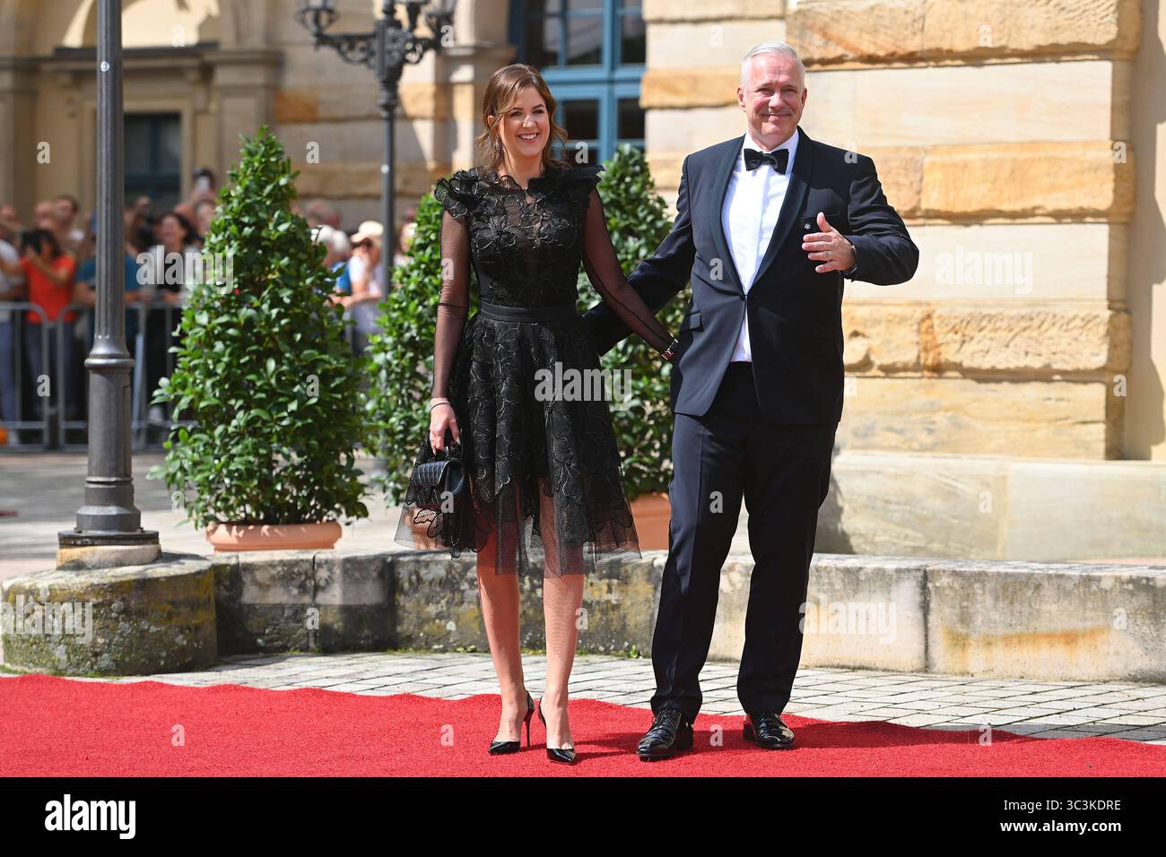 Alexander Herrmann mit Ehefrau Maxi Friedrichs. Eroeffnung der Bayreuther Richard Wagner Festspiele 2025. Roter Teppich AM 25.07.2025. Gruener Huegel, *** Alexander Herrmann con moglie Maxi Friedrichs inaugurazione del Bayreuth Richard Wagner Festival 2025 Red carpet on 25 07 2025 Gruener Huegel, Foto Stock