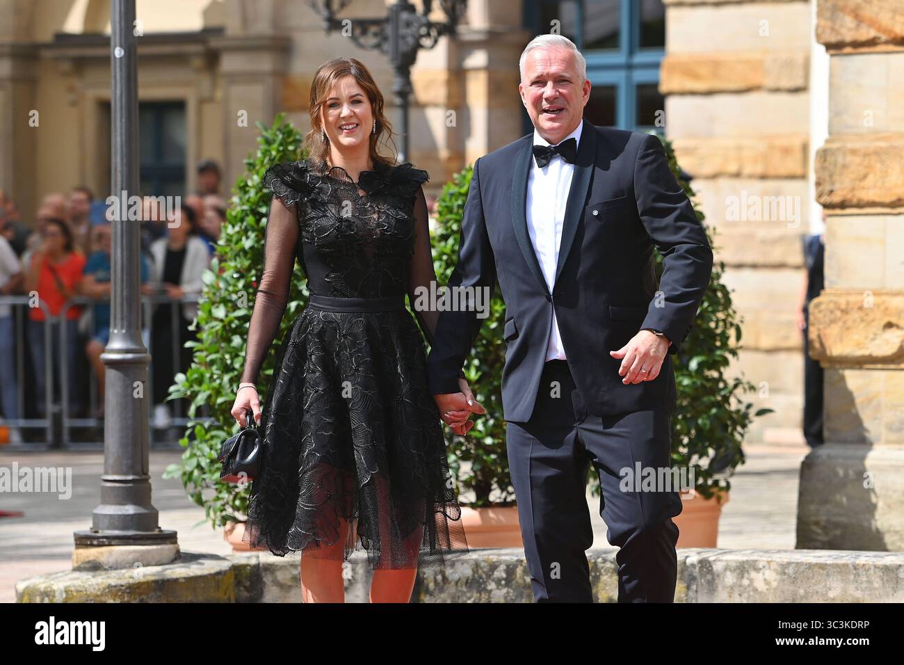 Alexander Herrmann mit Ehefrau Maxi Friedrichs. Eroeffnung der Bayreuther Richard Wagner Festspiele 2025. Roter Teppich AM 25.07.2025. Gruener Huegel, *** Alexander Herrmann con moglie Maxi Friedrichs inaugurazione del Bayreuth Richard Wagner Festival 2025 Red carpet on 25 07 2025 Gruener Huegel, Foto Stock