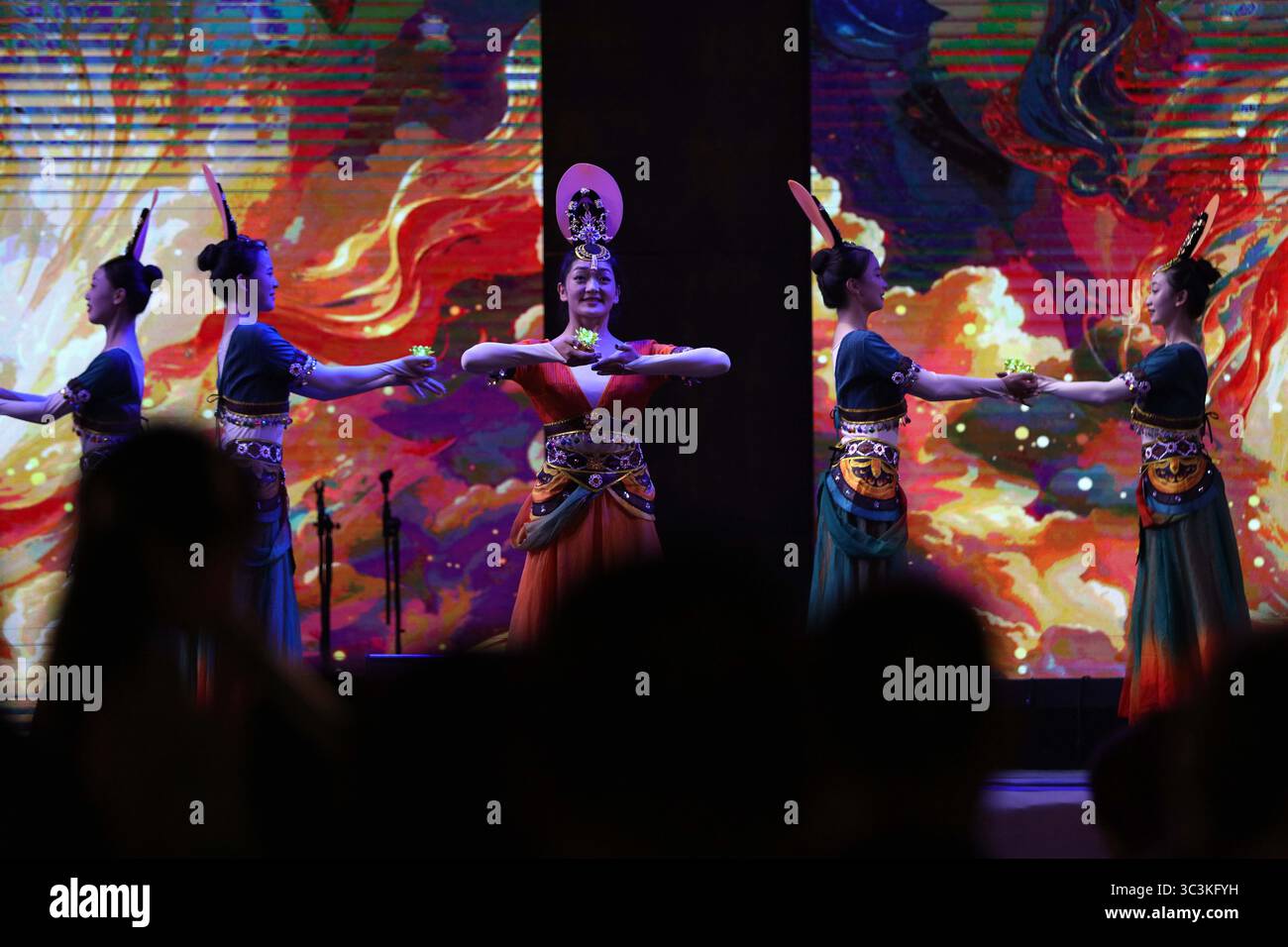 (250726) -- JERASH, 26 luglio 2025 (Xinhua) -- artisti della North Minzu University cinese si esibiscono al 39° Jerash Festival of Culture and Arts di Jerash, in Giordania, 25 luglio 2025. Un tradizionale spettacolo cinese con danza, musica folk e strumenti antichi è stato al centro del palco venerdì al 39° Festival di cultura e arti di Jerash Lo spettacolo, Colorful China, è stato messo in scena da una compagnia di 15 membri della North Minzu University nella regione autonoma Ningxia Hui della Cina nord-occidentale. Il gruppo ha presentato un vivace programma di 13 pezzi che combinano musica tradizionale, danza etnica e strumentale Foto Stock