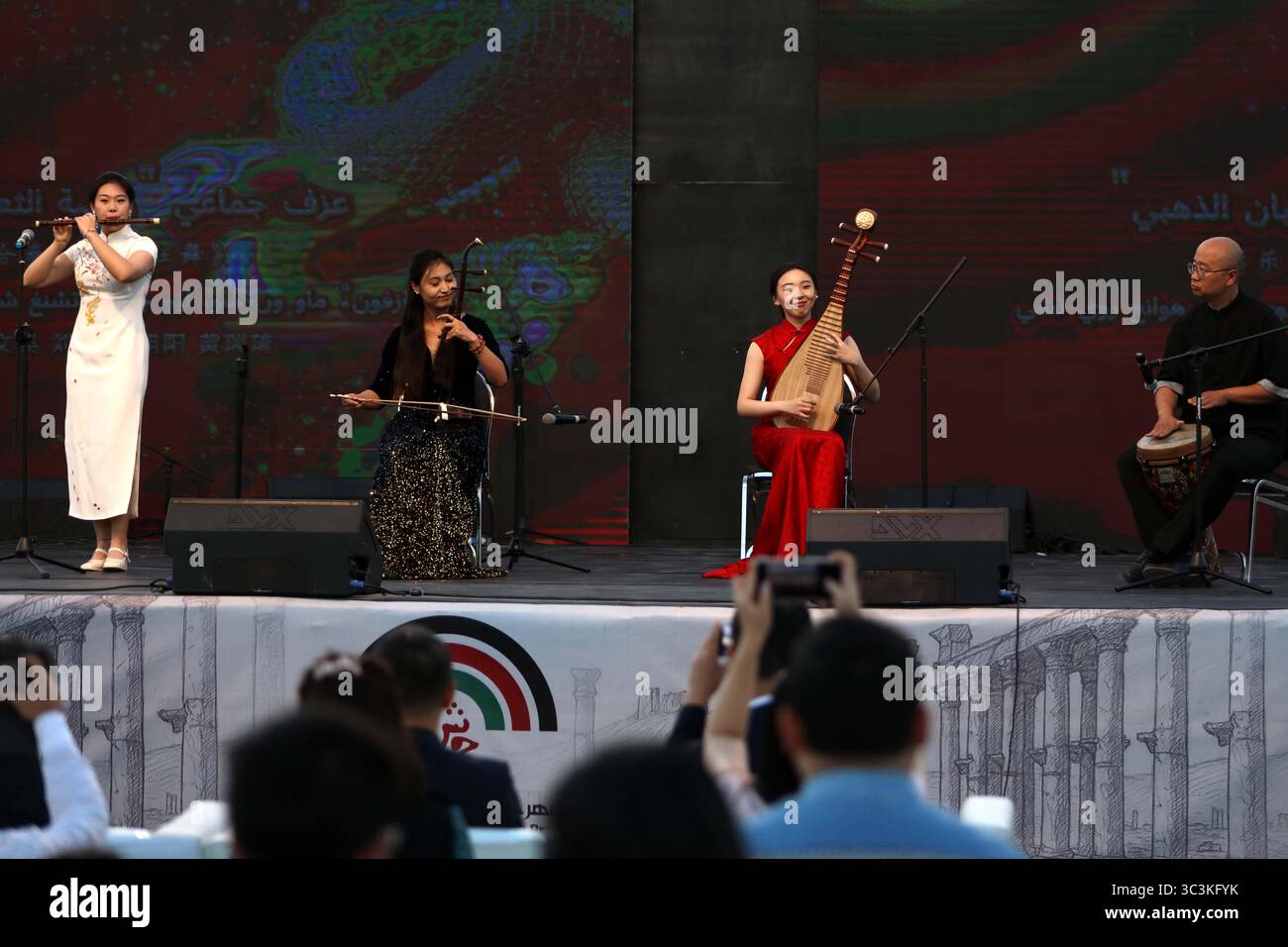 (250726) -- JERASH, 26 luglio 2025 (Xinhua) -- artisti della North Minzu University cinese si esibiscono al 39° Jerash Festival of Culture and Arts di Jerash, in Giordania, 25 luglio 2025. Un tradizionale spettacolo cinese con danza, musica folk e strumenti antichi è stato al centro del palco venerdì al 39° Festival di cultura e arti di Jerash Lo spettacolo, Colorful China, è stato messo in scena da una compagnia di 15 membri della North Minzu University nella regione autonoma Ningxia Hui della Cina nord-occidentale. Il gruppo ha presentato un vivace programma di 13 pezzi che combinano musica tradizionale, danza etnica e strumentale Foto Stock