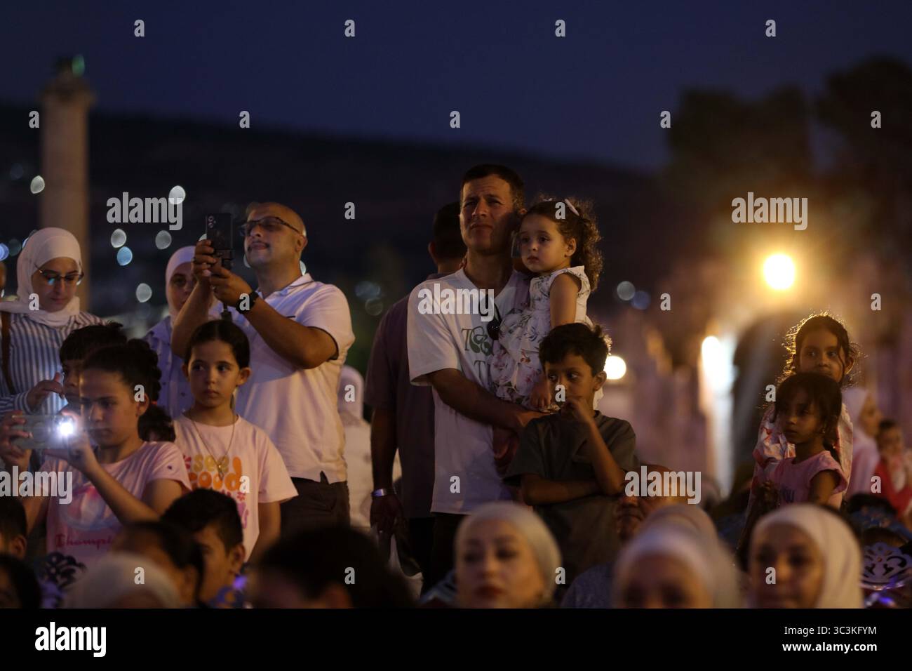 (250726) -- JERASH, 26 luglio 2025 (Xinhua) -- le persone guardano la colorata performance cinese al 39° Jerash Festival of Culture and Arts di Jerash, Giordania, 25 luglio 2025. Un tradizionale spettacolo cinese con danza, musica folk e strumenti antichi è stato al centro del palco venerdì al 39° Festival di cultura e arti di Jerash Lo spettacolo, Colorful China, è stato messo in scena da una compagnia di 15 membri della North Minzu University nella regione autonoma Ningxia Hui della Cina nord-occidentale. Il gruppo ha presentato un vivace programma di 13 pezzi che combinano musica tradizionale, danza etnica e arte strumentale (foto Foto Stock