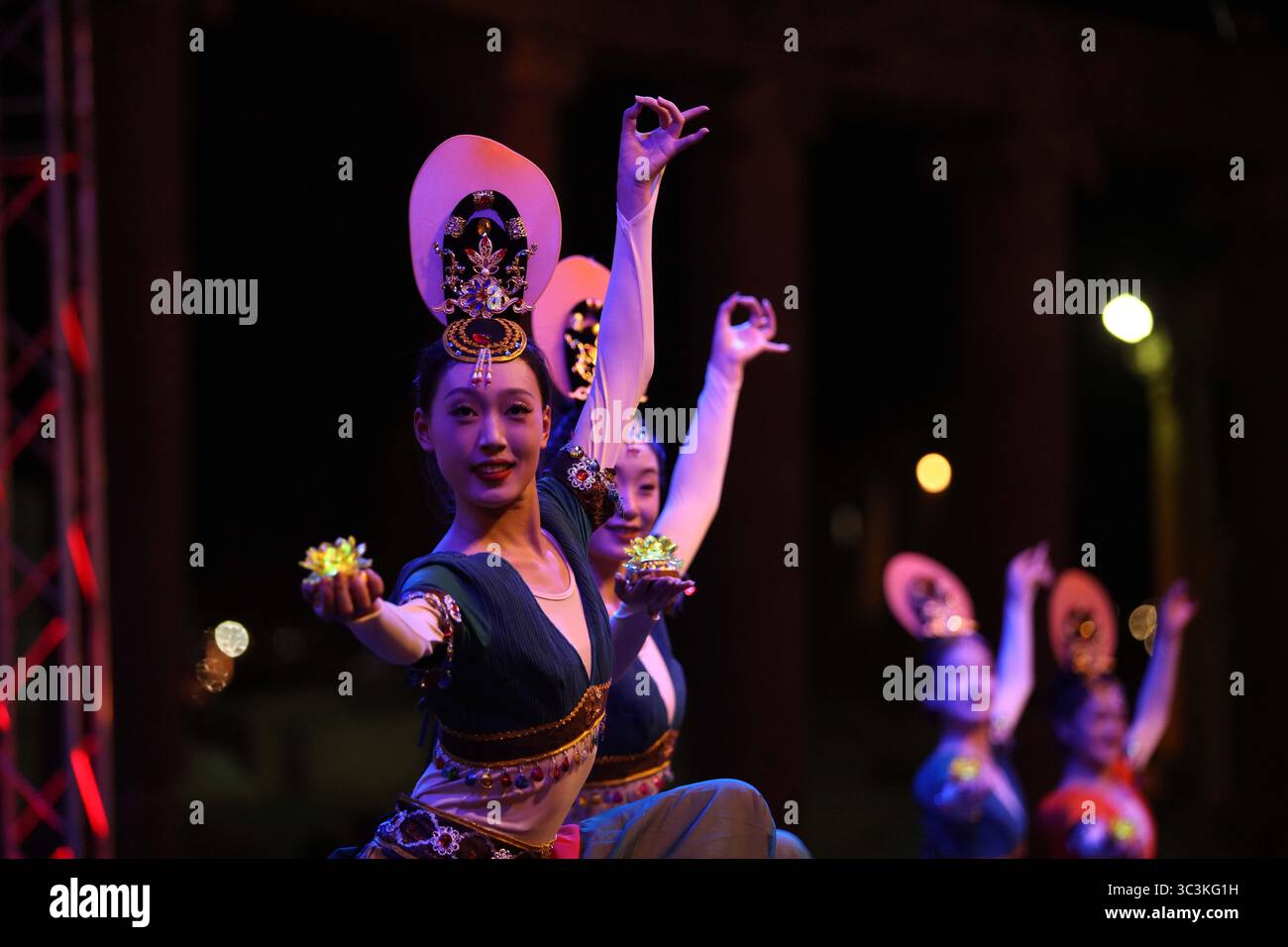 (250726) -- JERASH, 26 luglio 2025 (Xinhua) -- artisti della North Minzu University cinese si esibiscono al 39° Jerash Festival of Culture and Arts di Jerash, in Giordania, 25 luglio 2025. Un tradizionale spettacolo cinese con danza, musica folk e strumenti antichi è stato al centro del palco venerdì al 39° Festival di cultura e arti di Jerash Lo spettacolo, Colorful China, è stato messo in scena da una compagnia di 15 membri della North Minzu University nella regione autonoma Ningxia Hui della Cina nord-occidentale. Il gruppo ha presentato un vivace programma di 13 pezzi che combinano musica tradizionale, danza etnica e strumentale Foto Stock