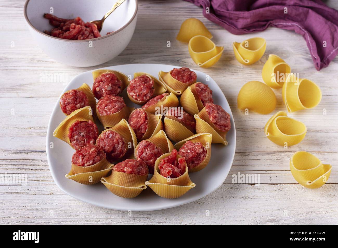 Pasta Lumaconi ripiena di carne macinata Foto Stock