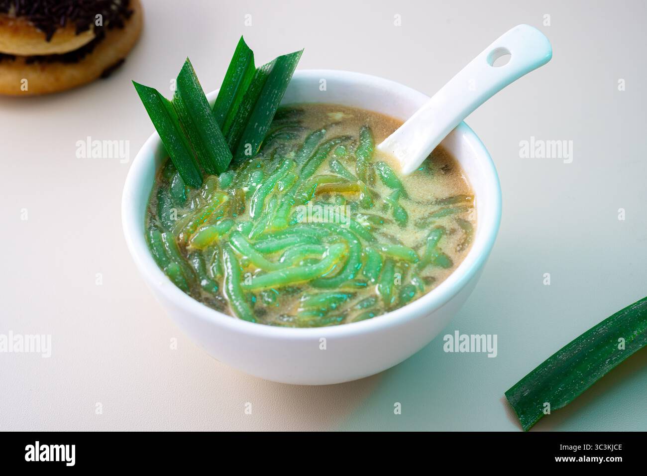 Tradizionale bevanda indonesiana ghiacciata, cendol o dawet, preparata con gelatina di farina di riso verde, latte di cocco e sciroppo di zucchero di palma Foto Stock