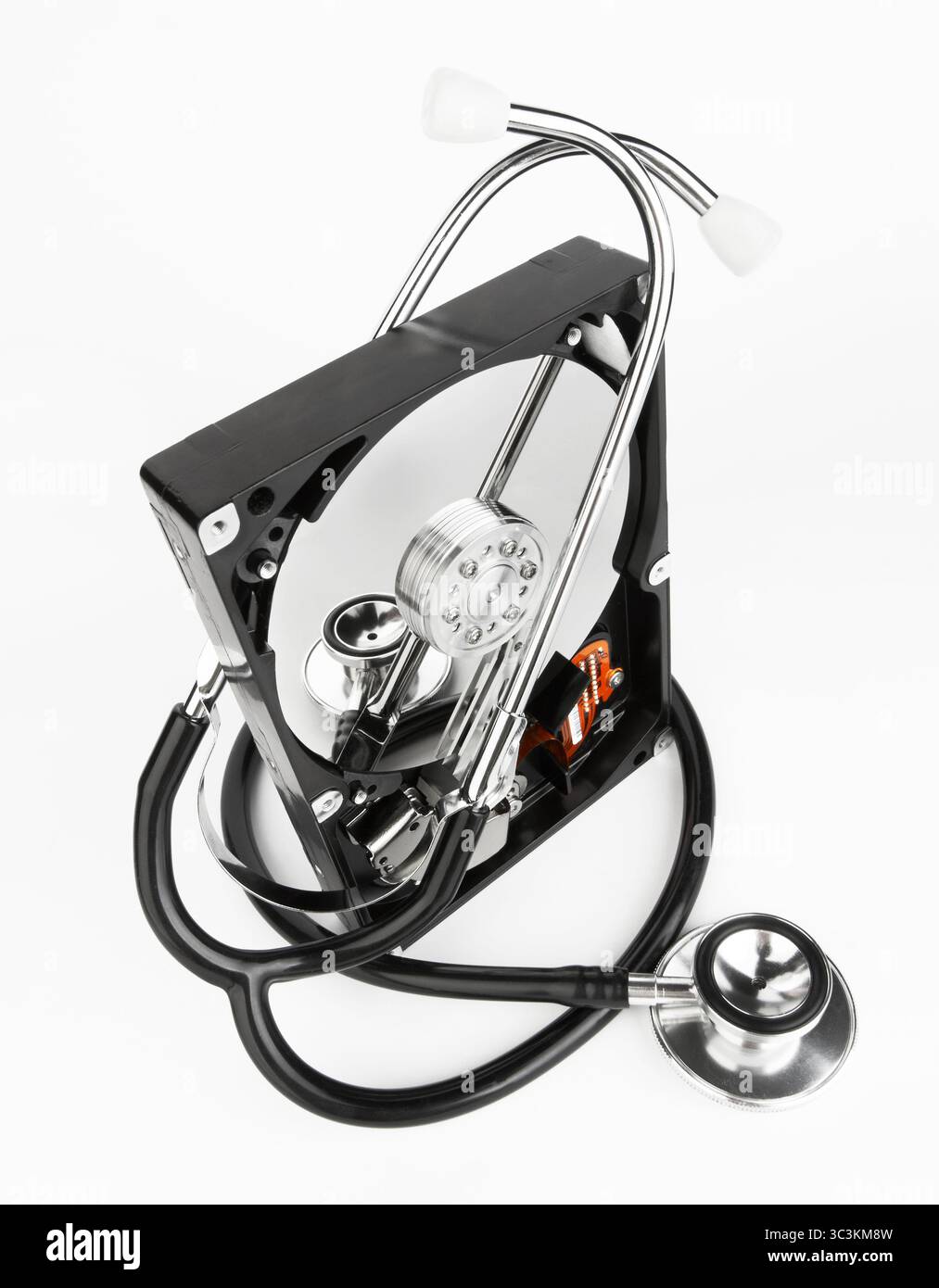 Unità disco rigido del computer e uno stetoscopio, su sfondo bianco Foto Stock