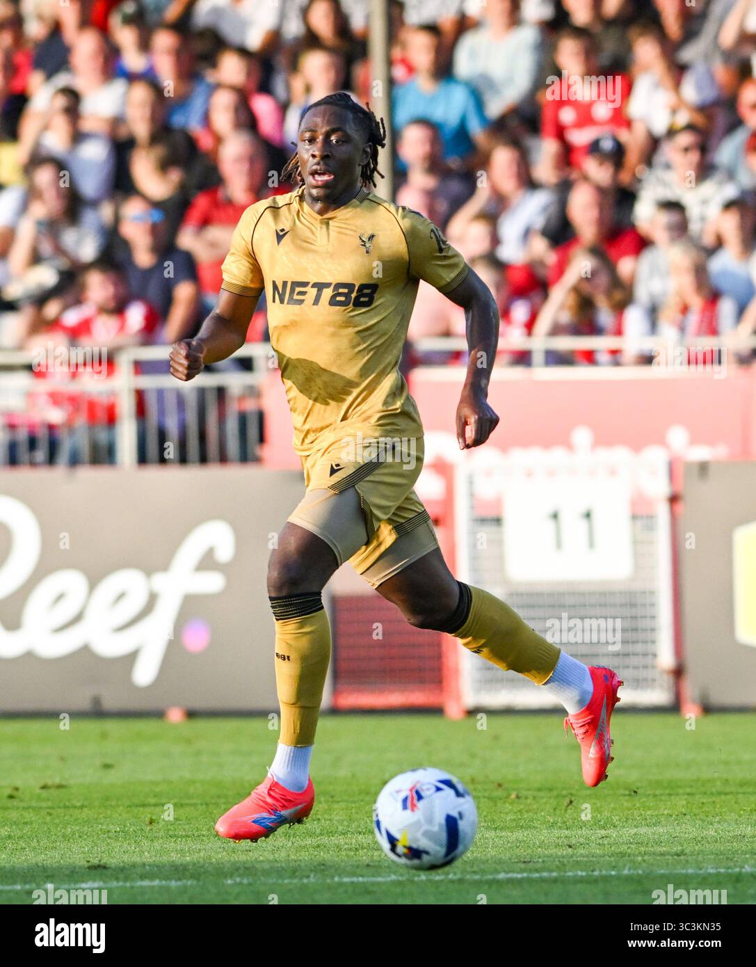 Crawley UK 25 luglio 2025 - Eberechi Eze del Crystal Palace durante l'amichevole di calcio pre-stagione tra Crawley Town e Crystal Palace al Broadfield Stadium di Crawley: Credito Simon Dack /TPI/ Alamy Live News solo uso editoriale. Niente merchandising. Per le immagini di calcio si applicano restrizioni fa e Premier League inc. Non è consentito l'utilizzo di Internet/dispositivi mobili senza licenza FAPL. Per ulteriori dettagli, contattare Football Dataco Foto Stock