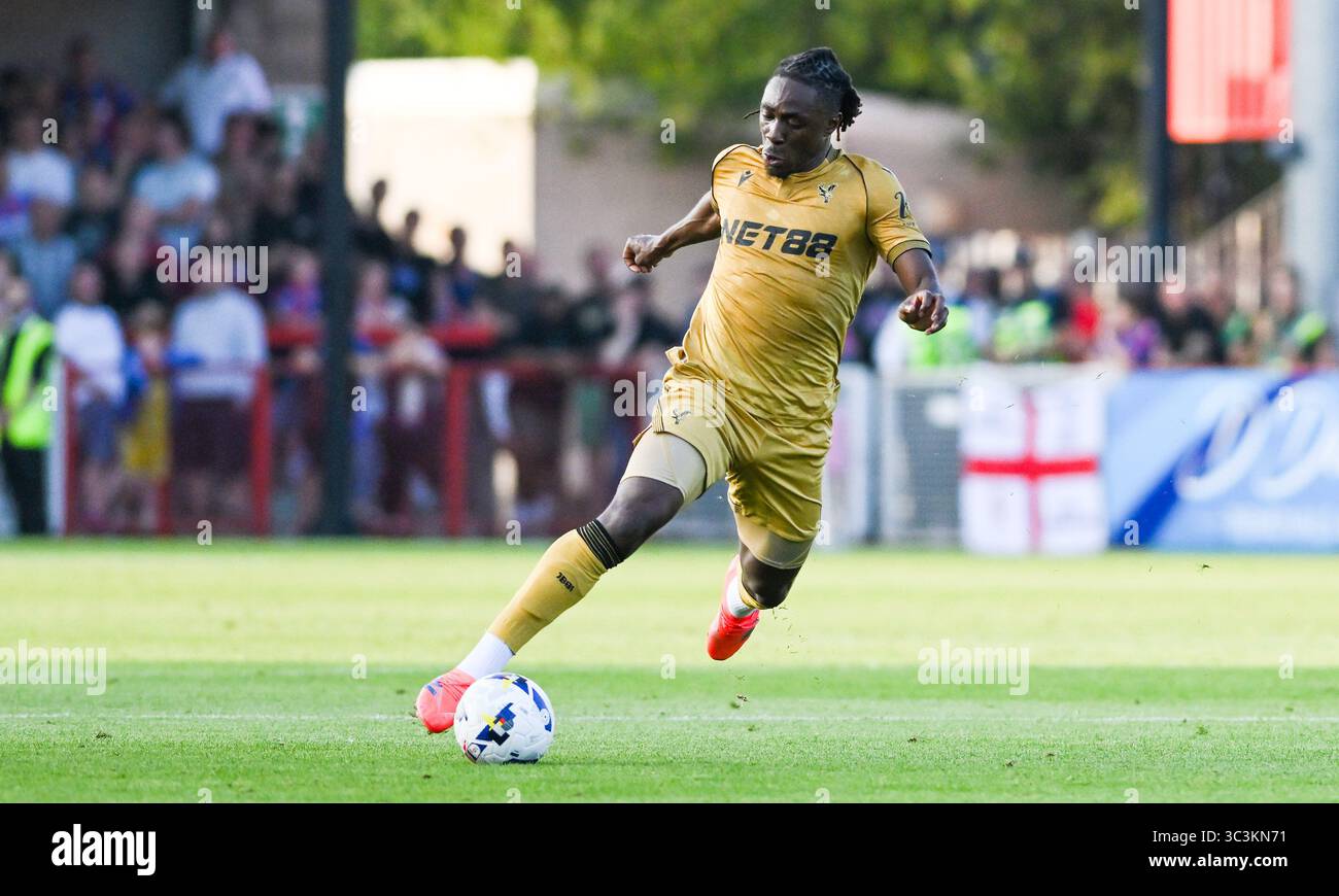 Crawley UK 25 luglio 2025 - Eberechi Eze del Crystal Palace sul pallone durante l'amichevole di calcio pre-stagione tra Crawley Town e Crystal Palace al Broadfield Stadium di Crawley: Credito Simon Dack /TPI/ Alamy Live News solo uso editoriale. Niente merchandising. Per le immagini di calcio si applicano restrizioni fa e Premier League inc. Non è consentito l'utilizzo di Internet/dispositivi mobili senza licenza FAPL. Per ulteriori dettagli, contattare Football Dataco Foto Stock