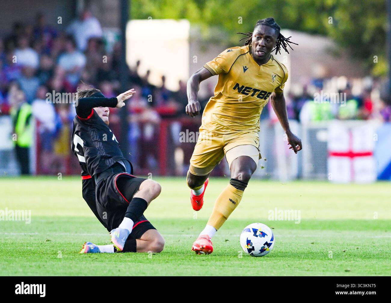 Crawley UK 25 luglio 2025 - Eberechi Eze del Crystal Palace sul pallone durante l'amichevole di calcio pre-stagione tra Crawley Town e Crystal Palace al Broadfield Stadium di Crawley: Credito Simon Dack /TPI/ Alamy Live News solo uso editoriale. Niente merchandising. Per le immagini di calcio si applicano restrizioni fa e Premier League inc. Non è consentito l'utilizzo di Internet/dispositivi mobili senza licenza FAPL. Per ulteriori dettagli, contattare Football Dataco Foto Stock