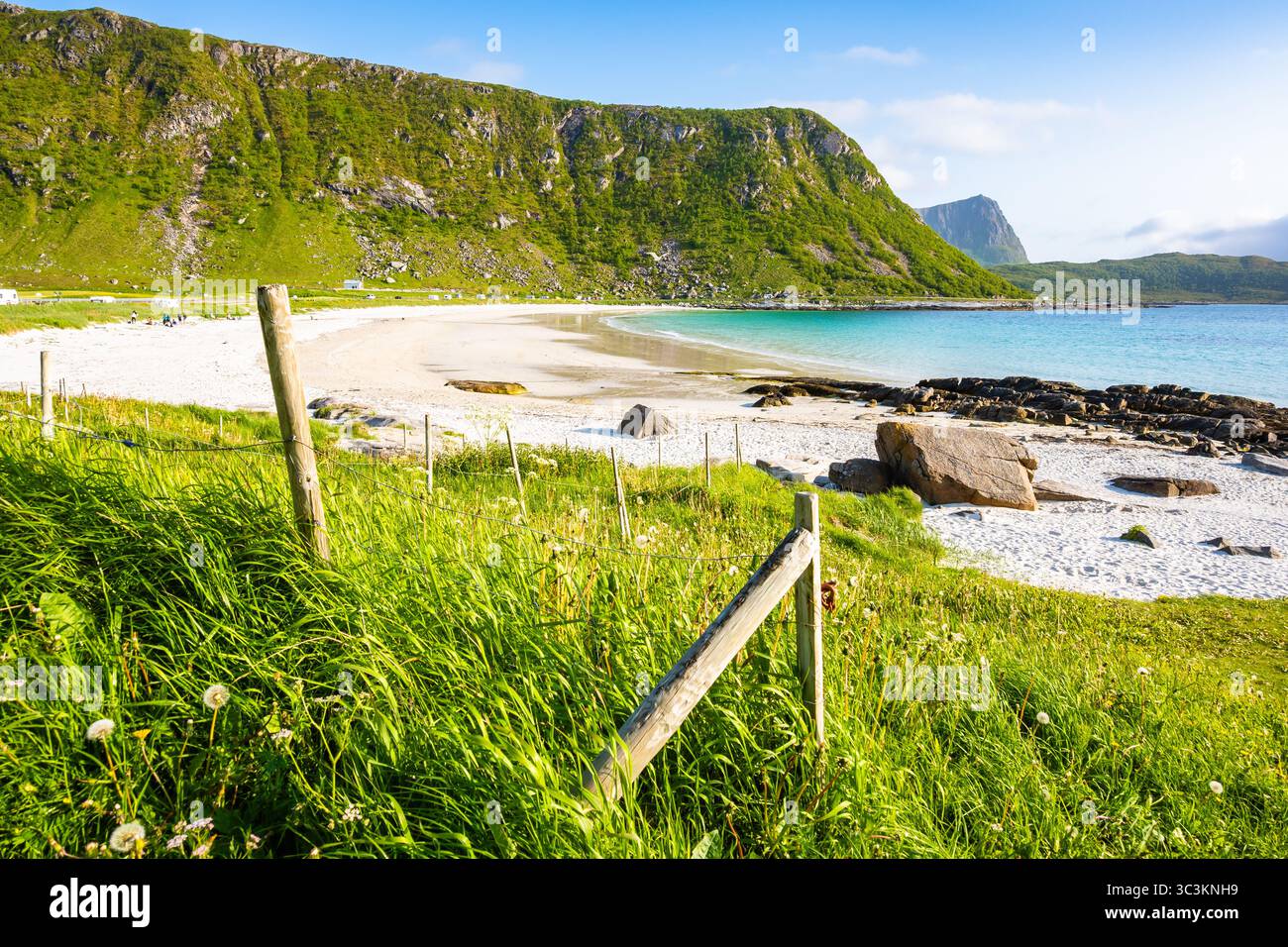 Vista della spiaggia di Haukland e delle montagne nel paesaggio estivo, delle isole Lofoten, Norvegia Foto Stock