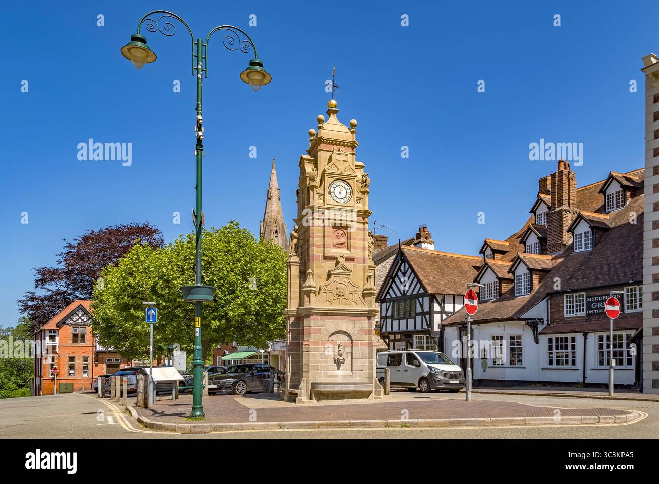 St Peter's Square, Ruthin, Denbighshire. L'edificio sulla destra, con le sue sette finestre dormitori, e' conosciuto come gli occhi di Ruthin, ed e' fiammingo... Foto Stock