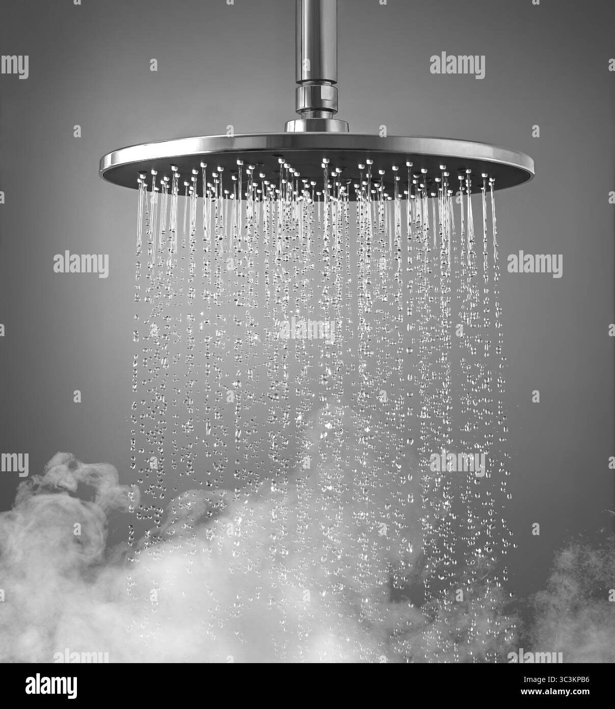 Soffione doccia a pioggia che crea un'accattivante visualizzazione dell'acqua accompagnata da un vapore rilassante Foto Stock