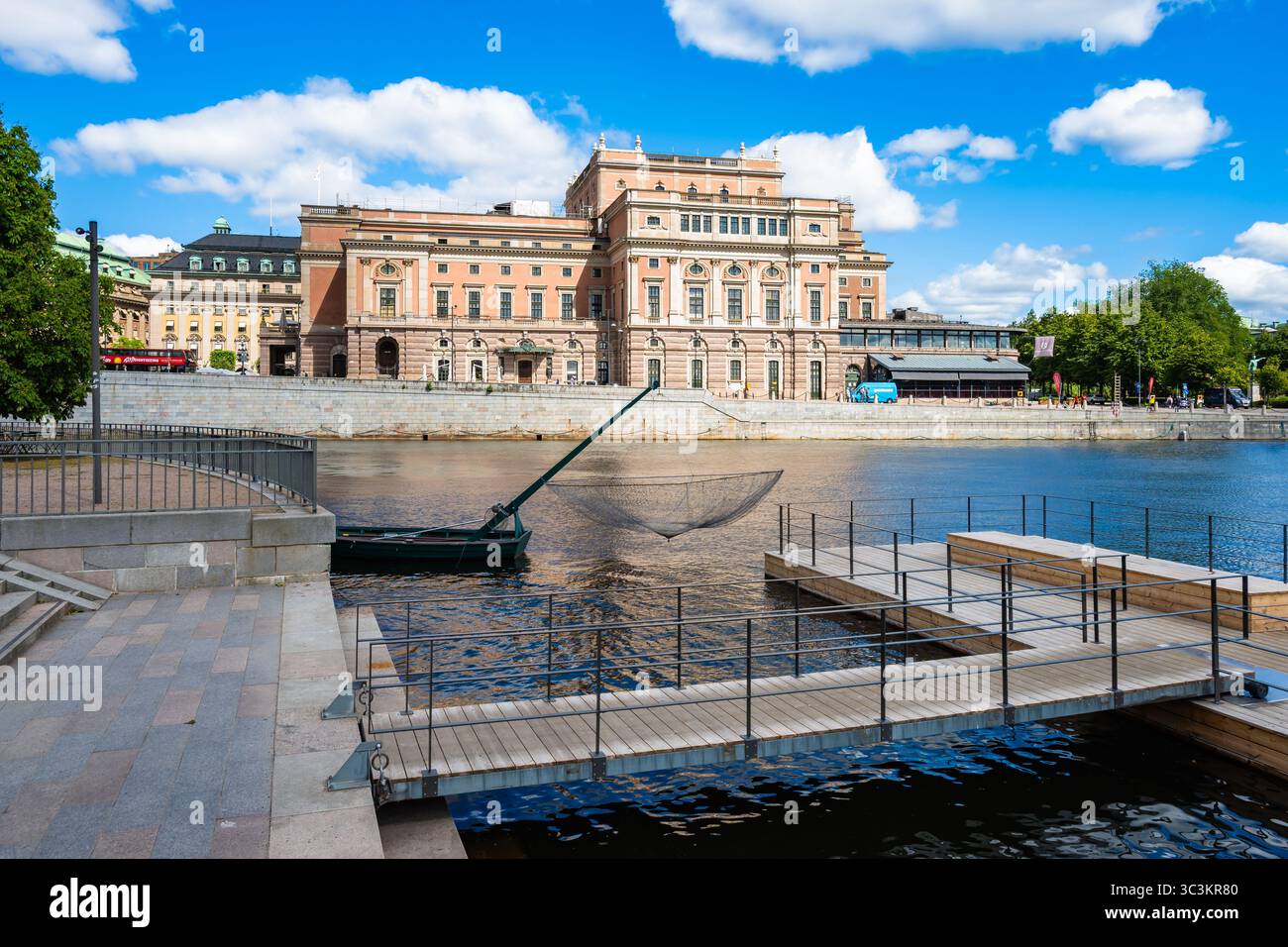 STOCCOLMA, SVEZIA - 30 giugno 2025: Vista dell'Opera reale svedese (Kungliga Operan) nelle soleggiate giornate estive. Foto Stock