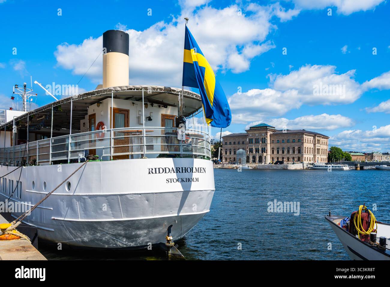 STOCCOLMA, SVEZIA - 30 giugno 2025: Barca turistica e traghetto a Nybrokajen in un giorno estivo di sole. Foto Stock