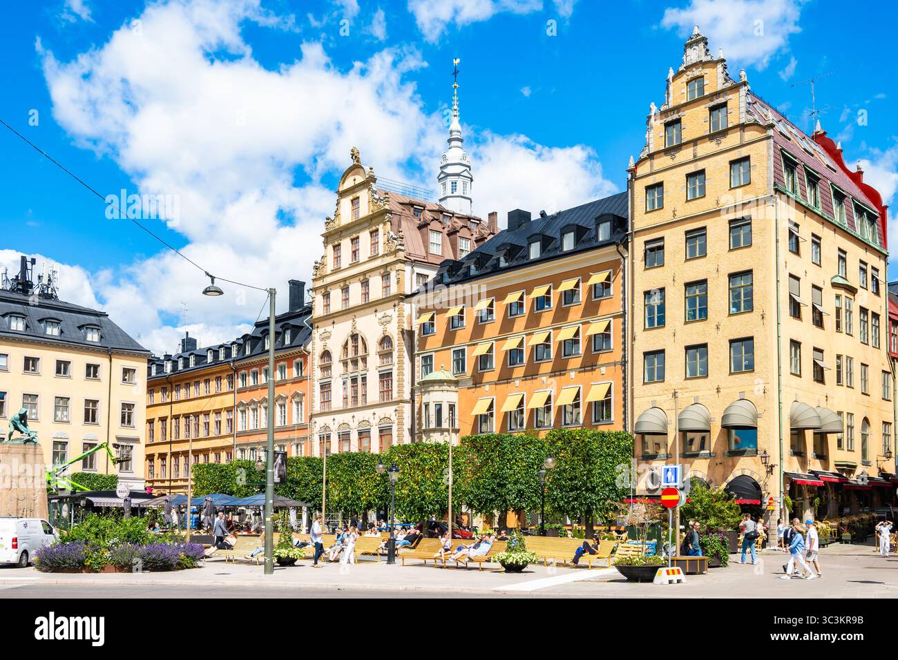 STOCCOLMA, SVEZIA - 30 giugno 2025: Ammira gli edifici storici del quartiere Gamla stan di Stoccolma in una soleggiata giornata estiva. Foto Stock