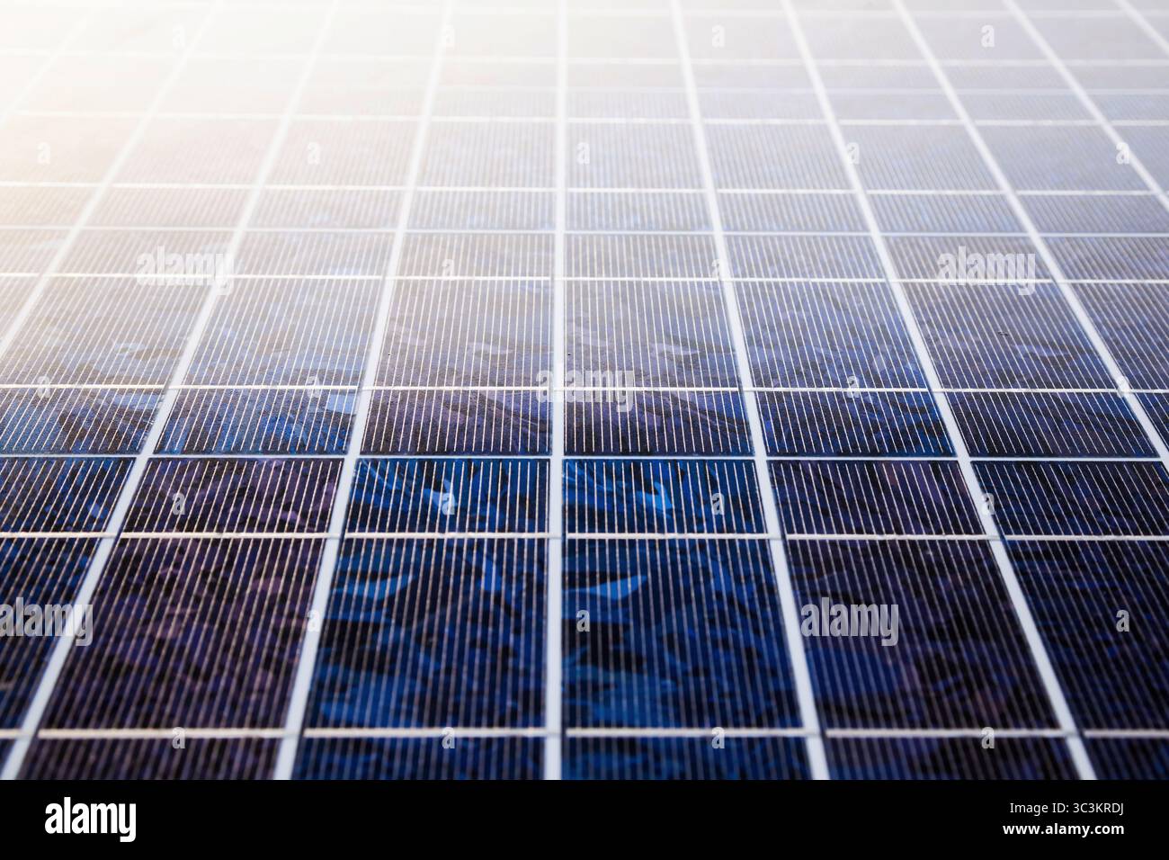 Primo piano sullo sfondo dei pannelli solari. Sistemi solari per la produzione di energia elettrica. Foto Stock